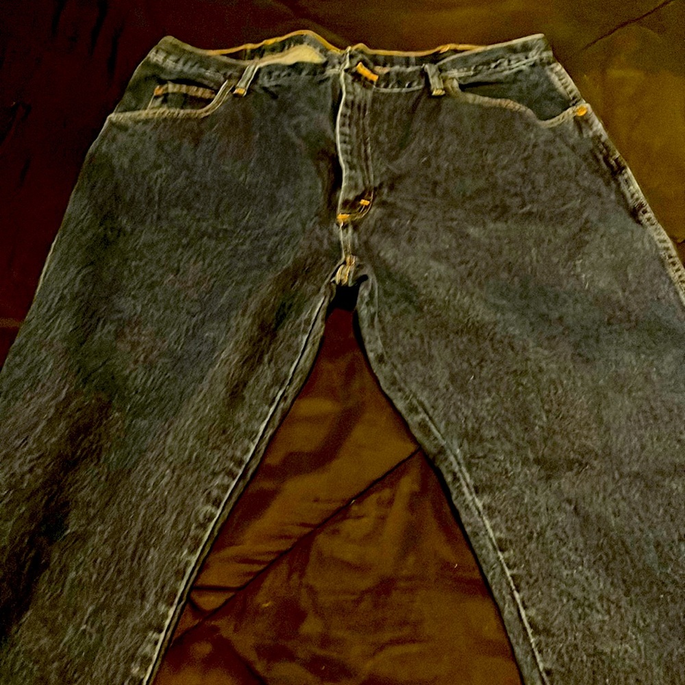 Wrangler Jeans, Mens, Size 42 x 30. Dark wash color & Regular fit.